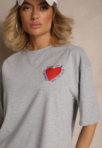 Renee - Szary T-shirt z Bawełny Ozdobiony Sercem Ranira. Okazja: na co dzień. Kolor: szary. Materiał: bawełna. Wzór: aplikacja. Styl: casual #3