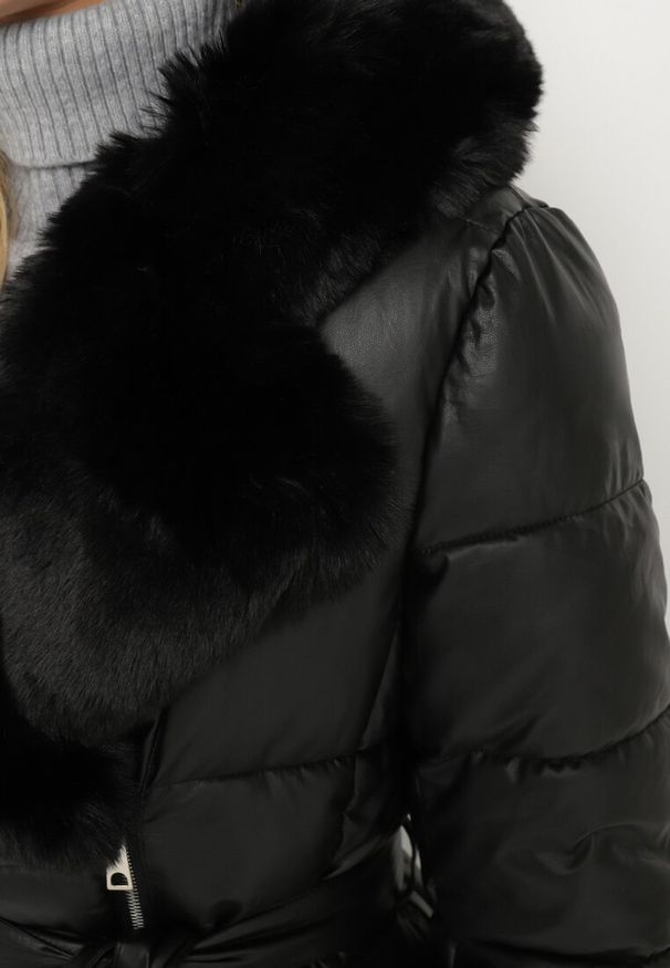 Born2be - Czarna Kurtka Długa Pikowana Płaszcz z Imitacji Skóry z Futerkiem Sezee. Kolekcja: dla wysokich. Kolor: czarny. Materiał: skóra, futro. Długość: długie. Sezon: zima, jesień