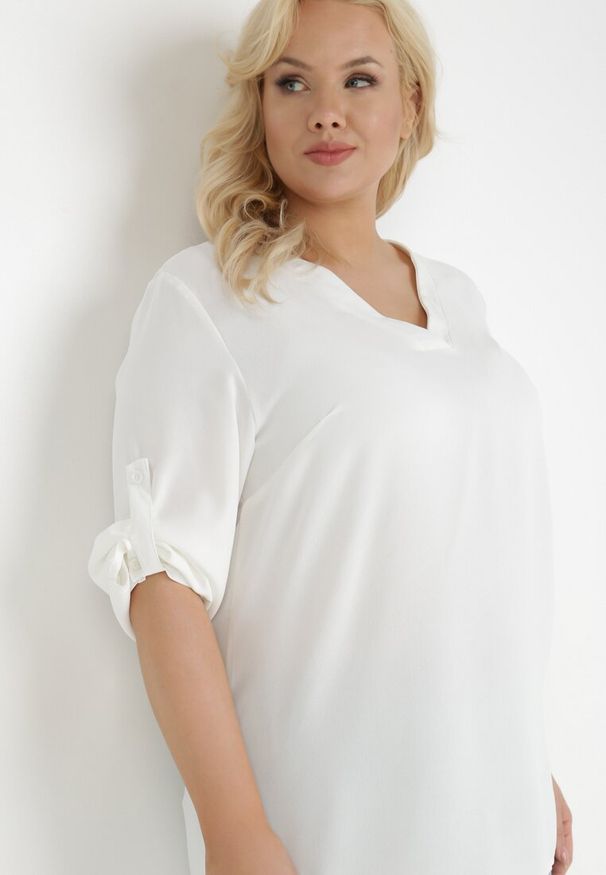 Born2be - Biała Bluzka Althiope. Okazja: na co dzień. Kolekcja: plus size. Kolor: biały. Długość rękawa: długi rękaw. Długość: długie. Wzór: gładki. Styl: casual