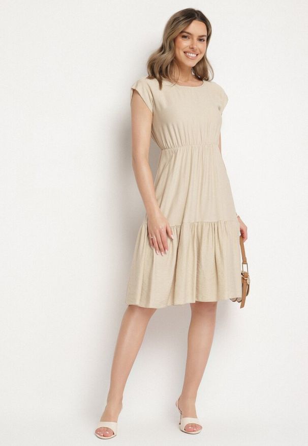 Born2be - Beżowa Wiskozowa Sukienka o Rozkloszowanym Kroju Lizena. Okazja: na co dzień, na imprezę. Kolor: beżowy. Materiał: wiskoza. Sezon: wiosna, lato. Styl: klasyczny, casual