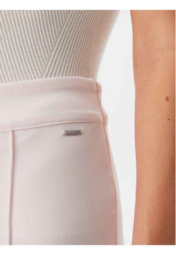 Guess Spodnie materiałowe W4YB01KCBO2 Różowy Flare Fit. Kolor: różowy. Materiał: syntetyk