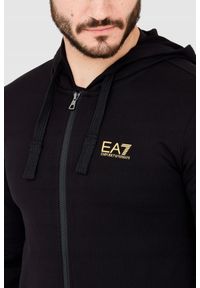 EA7 Emporio Armani - EA7 Czarna bluza z kapturem i złotym logo. Typ kołnierza: kaptur. Kolor: czarny