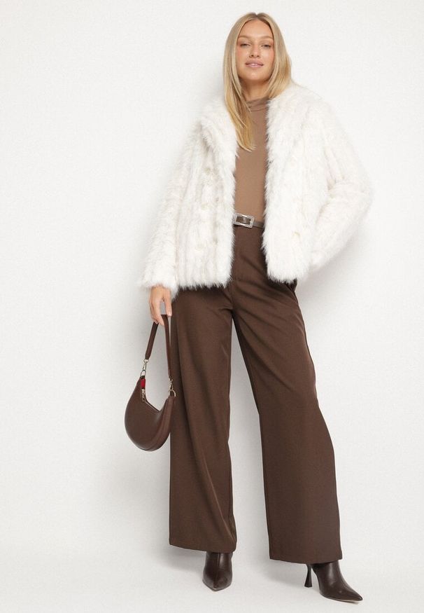 Born2be - Jasnobeżowa Kurtka Futerko o Krótkim Kroju z Kołnierzem Alendrie. Okazja: do pracy, na co dzień, na spotkanie biznesowe. Kolor: beżowy. Materiał: futro. Długość: krótkie. Wzór: aplikacja. Styl: casual, elegancki, biznesowy