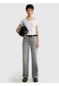 Big-Star - Koszulka damska z napisem biała Regina 110. Kolor: biały. Materiał: bawełna, materiał, jeans. Wzór: napisy. Sezon: wiosna. Styl: sportowy