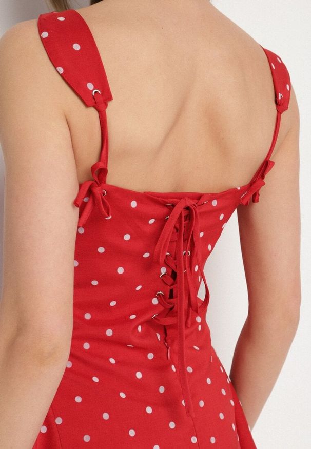 Born2be - Czerwona Sukienka Vices w Grochy o Rozkloszowanym Kroju z Wiązaniem na Ramiączkach Saririse. Okazja: na wesele, na ślub cywilny. Typ kołnierza: dekolt kwadratowy, dekolt gorset. Kolor: czerwony. Długość rękawa: na ramiączkach. Wzór: grochy. Typ sukienki: gorsetowe