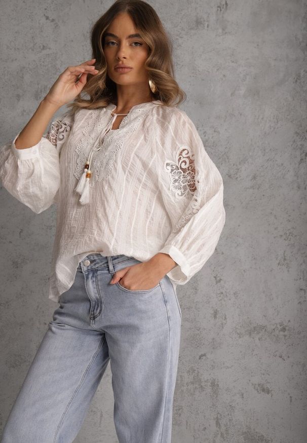 Renee - Biała Wiązana Bluzka w Stylu Boho z Tencelu z Koralikami i Koronką Helotis. Okazja: na co dzień. Kolor: biały. Materiał: koronka. Wzór: koronka. Styl: boho