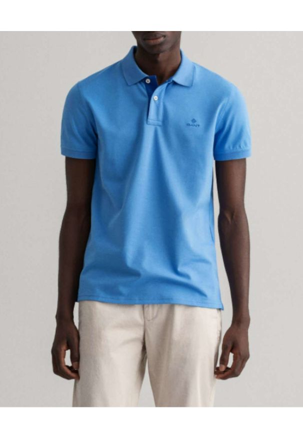 GANT - Niebieski t-shirt polo z kontrastowym logo. Typ kołnierza: polo. Kolor: niebieski. Materiał: materiał. Wzór: haft
