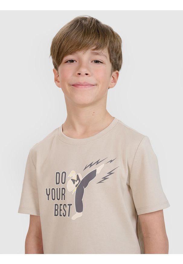 4f - 4F T-shirt regular z nadrukiem chłopięcy - beżowy 140 (9-10 lat). Okazja: na co dzień. Kolor: beżowy. Materiał: jersey, dzianina, bawełna. Długość rękawa: krótki rękaw. Długość: krótkie. Wzór: nadruk. Sezon: lato. Styl: casual, klasyczny, sportowy