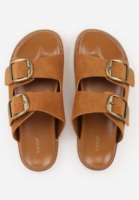 Renee - Jasnobrązowe Klapki VICES Ozdobione Dużymi Klamrami Jenniviane. Nosek buta: otwarty. Kolor: brązowy. Materiał: skóra, zamsz. Wzór: aplikacja. Sezon: lato. Obcas: na obcasie. Wysokość obcasa: niski #3