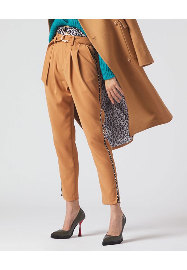 Manila Grace - MANILA GRACE - Karmelowe spodnie z podwójnym paskiem. Kolor: beżowy. Materiał: tkanina. Wzór: motyw zwierzęcy, nadruk