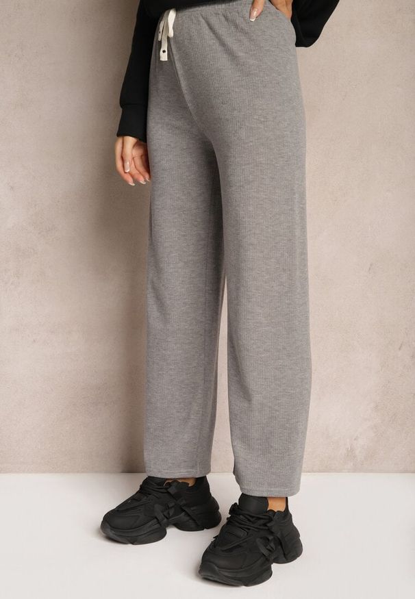 Renee - Szare Spodnie o Szerokim Kroju High Waist z Gumką w Pasie Mefinia. Okazja: na co dzień, na imprezę. Stan: podwyższony. Kolor: szary. Materiał: satyna. Styl: klasyczny, elegancki, wizytowy, casual