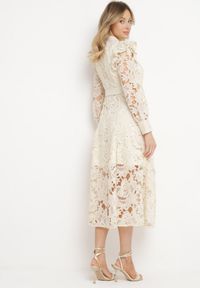 Born2be - Beżowa Koronkowa Sukienka z Paskiem w Talii i Falbanką Nicasta. Okazja: na co dzień. Typ kołnierza: kołnierzyk stójkowy. Kolor: beżowy. Materiał: koronka. Długość rękawa: długi rękaw. Typ sukienki: proste. Styl: casual, elegancki #5