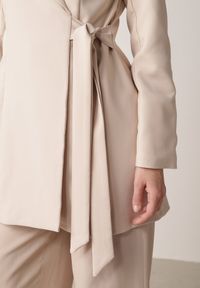 Born2be - Beżowa Kopertowa Sukienka o Kroju Marynarki z Wiązaniem w Talii Neritho. Okazja: na spotkanie biznesowe, do pracy. Kolor: beżowy. Materiał: poliester, elastan. Typ sukienki: kopertowe. Styl: biznesowy, elegancki, klasyczny #3