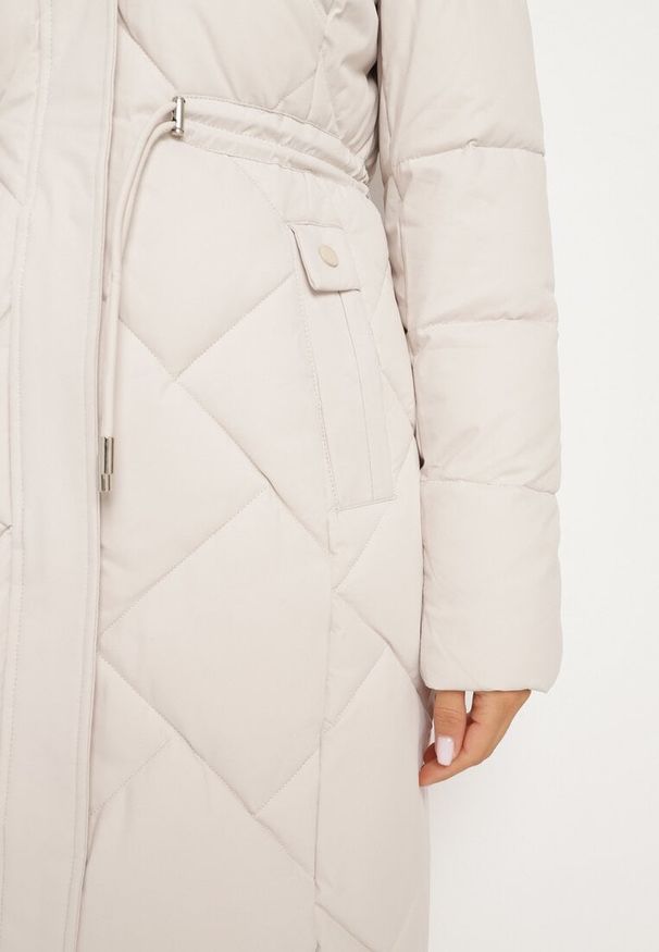 Born2be - Beżowa Pikowana Kurtka z Kapturem i Ozdobnym Kołnierzem Ściągana w Pasie Ellarisa. Typ kołnierza: kaptur. Kolor: beżowy. Materiał: wełna, jeans. Styl: elegancki