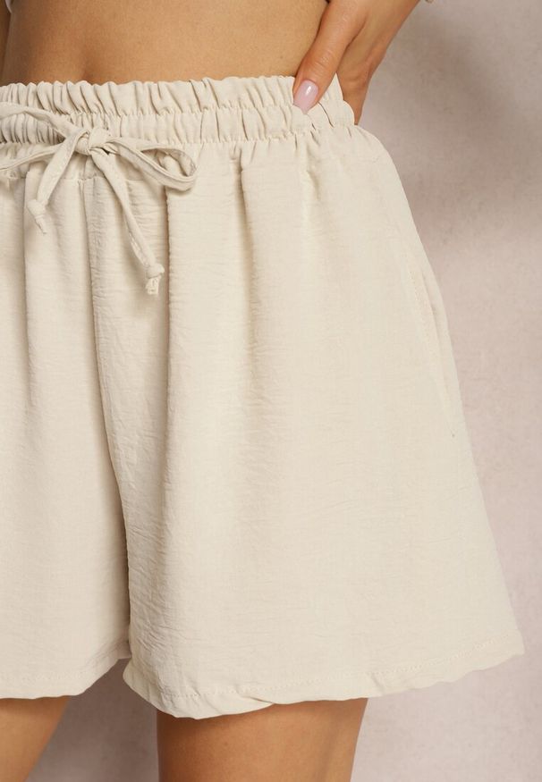 Renee - Beżowe Szorty o Luźnym Kroju High Waist z Gumką w Talii Vimallora. Okazja: na imprezę. Stan: podwyższony. Kolor: beżowy. Sezon: lato. Styl: elegancki