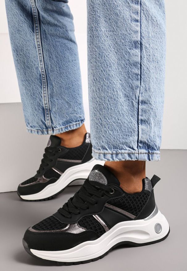 Renee - Czarne Sneakersy z Tłoczonego Materiału z Brokatowymi i Metalicznymi Wstawkami Thermia. Kolor: czarny. Materiał: materiał. Szerokość cholewki: normalna
