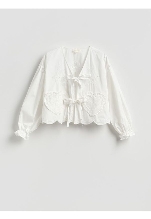 Reserved - Bluzka z haftem - biały. Kolor: biały. Materiał: tkanina, bawełna. Wzór: haft