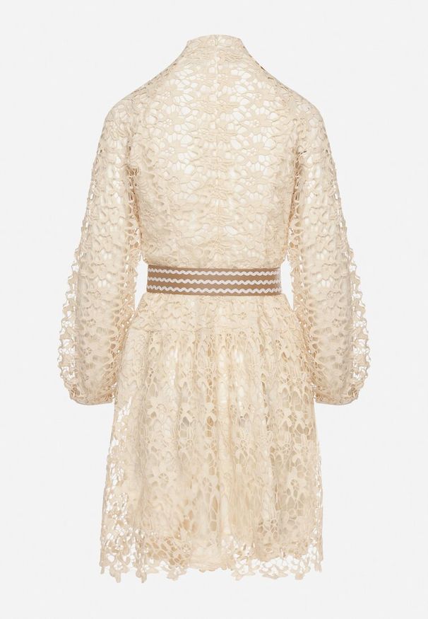 Born2be - Jasnobeżowa Sukienka z Paskiem Demamia. Okazja: na co dzień. Typ kołnierza: kołnierzyk stójkowy. Kolor: beżowy. Materiał: koronka, materiał. Długość rękawa: długi rękaw. Typ sukienki: proste. Styl: casual. Długość: mini