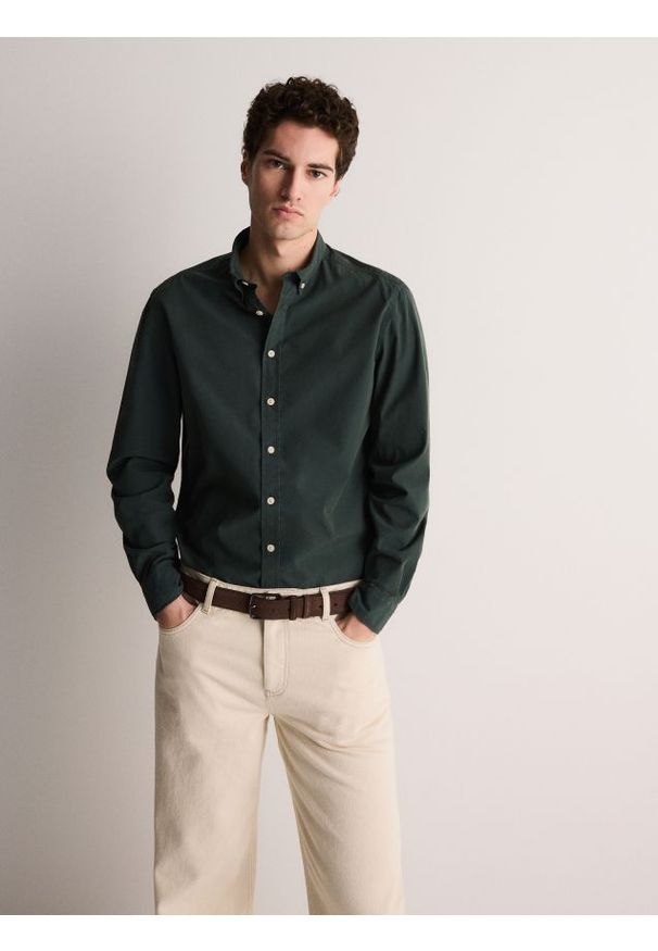Reserved - Koszula regular fit - ciemnozielony. Kolor: zielony. Materiał: bawełna