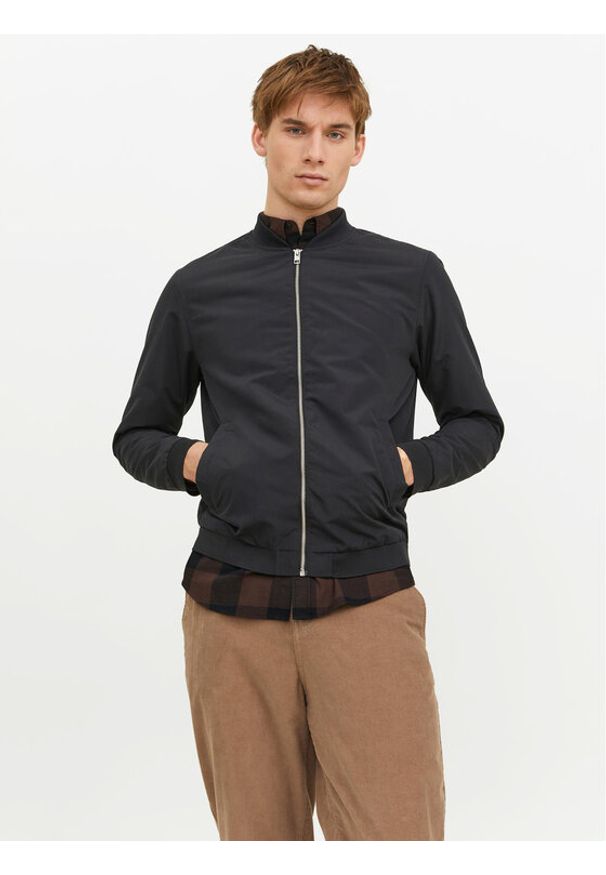 Jack & Jones - Jack&Jones Kurtka bomber Roy 12237749 Czarny Regular Fit. Kolor: czarny. Materiał: syntetyk