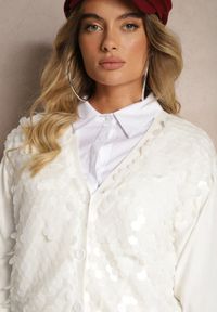 Renee - Biały Kardigan na Guziki z Wiskozą i Cekinami Evelith. Okazja: na co dzień, na imprezę. Typ kołnierza: dekolt w serek. Kolor: biały. Materiał: wiskoza. Długość rękawa: długi rękaw. Długość: długie. Wzór: aplikacja. Styl: klasyczny, elegancki, casual #4