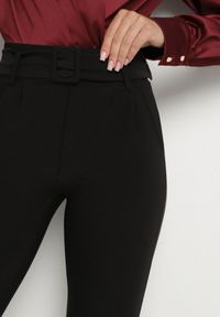 Born2be - Czarne Spodnie z Paskiem z Klamrą Falindea. Okazja: na co dzień. Kolor: czarny. Styl: sportowy, casual #5
