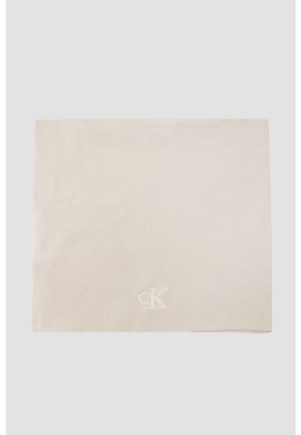 Calvin Klein - CALVIN KLEIN Beżowy damski szalik z haftowanym logo. Kolor: beżowy. Wzór: haft