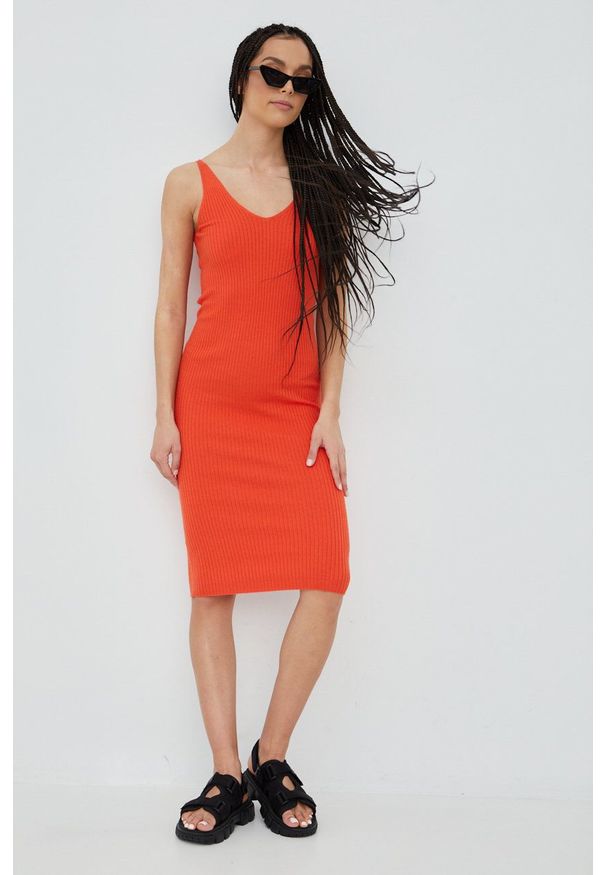 Vero Moda sukienka kolor pomarańczowy mini dopasowana. Kolor: pomarańczowy. Materiał: materiał, włókno, dzianina. Długość rękawa: na ramiączkach. Wzór: gładki. Typ sukienki: dopasowane. Długość: mini