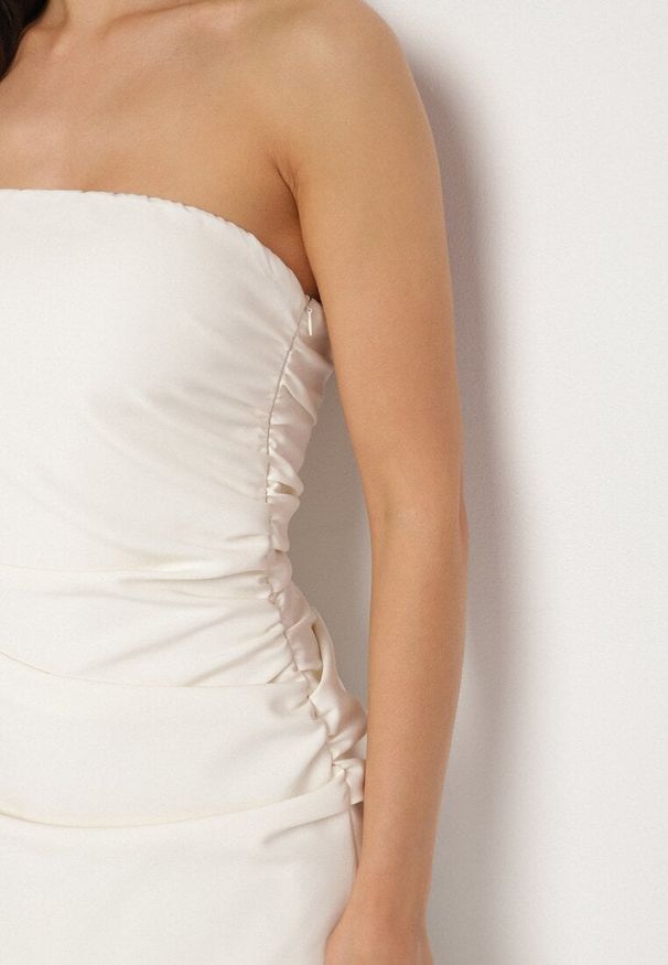 Born2be - Beżowa Koktajlowa Sukienka Typu Bandeau z Marszczeniem Izelessa. Okazja: na imprezę. Kolor: beżowy. Styl: wizytowy