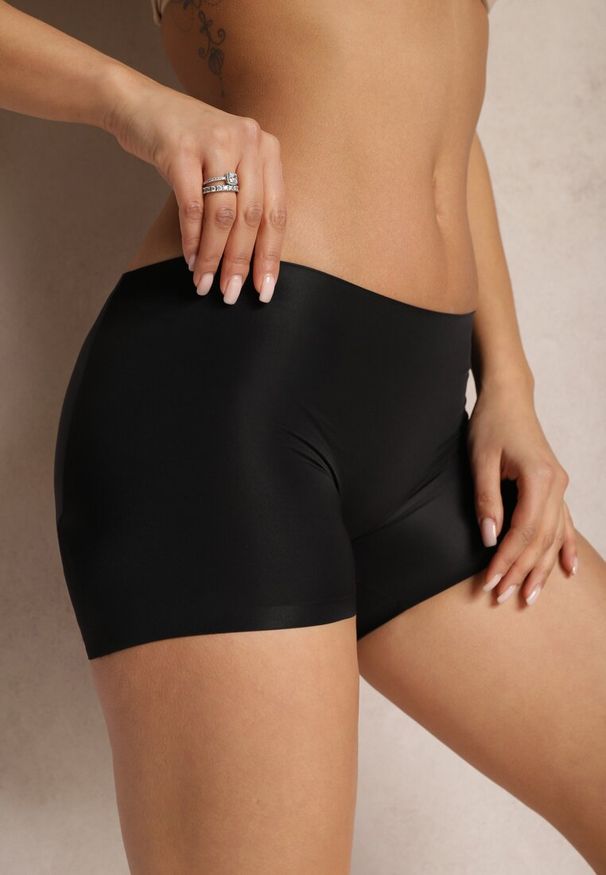Renee - Czarne Gładkie Majtki Modelujące Typu Szorty z Push-Up Solamea. Kolor: czarny. Materiał: tkanina. Wzór: gładki