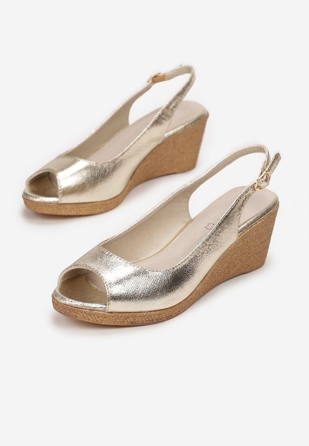 Born2be - Złote Sandały na Koturnie ze Skórzaną Wkładką i Odkrytą Piętą i Noskiem Euphenis. Zapięcie: pasek. Kolor: złoty. Materiał: skóra. Sezon: lato. Obcas: na koturnie