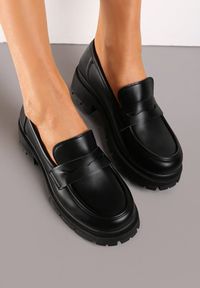 Born2be - Czarne Wsuwane Mokasyny na Grubej Podeszwie z Bieżnikiem Ozdobione Przeszyciami Newello. Zapięcie: bez zapięcia. Kolor: czarny. Wzór: aplikacja. Styl: elegancki #3