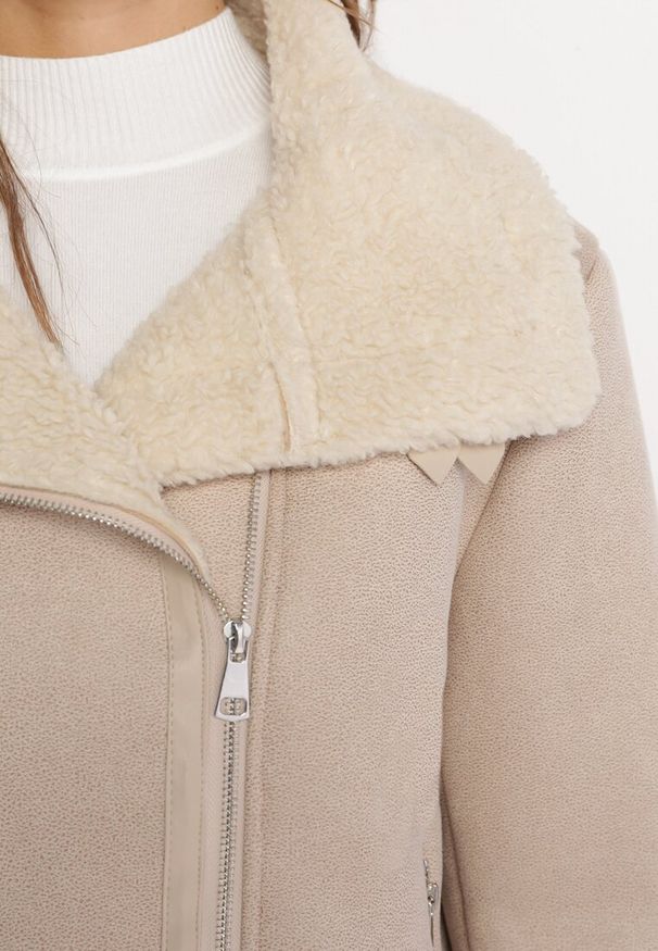 Born2be - Beżowa Kurtka Biker Ozdobiona Wstawkami z Futerka i Paskami Nonnie. Okazja: na co dzień. Kolor: beżowy. Materiał: futro. Długość rękawa: długi rękaw. Długość: długie. Wzór: aplikacja. Styl: klasyczny, casual, elegancki