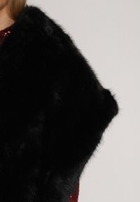 Born2be - Czarne Ponczo Etola z Futerka w Stylu Szala Cahreva. Okazja: na wesele, na ślub cywilny, na imprezę. Kolor: czarny. Materiał: futro. Styl: klasyczny, elegancki #6