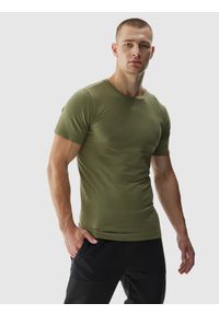 4f - 4F Koszulka treningowa bezszwowa męska - khaki S/M. Kolor: oliwkowy, wielokolorowy, brązowy. Materiał: skóra, włókno, dzianina, materiał, syntetyk. Długość rękawa: krótki rękaw. Długość: krótkie. Wzór: gładki, ze splotem. Sport: fitness