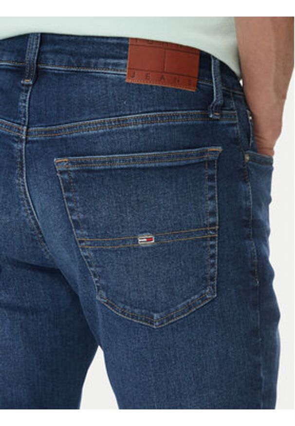 Tommy Jeans Jeansy DM0DM21032 Niebieski Tapered Fit. Kolor: niebieski