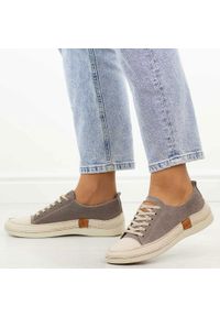 Beżowe nubuk skórzane półbuty damskie T.Sokolski 8260. Okazja: na co dzień. Nosek buta: okrągły. Zapięcie: sznurówki. Kolor: beżowy. Materiał: nubuk, skóra. Szerokość cholewki: normalna. Sezon: jesień, wiosna. Styl: sportowy, klasyczny, casual, elegancki #1