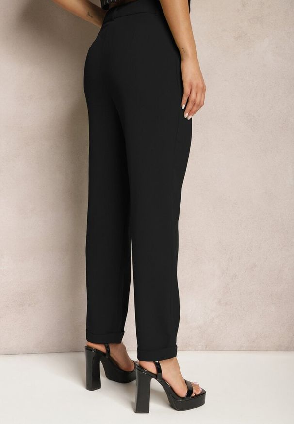 Renee - Czarne Klasyczne Spodnie High Waist Zapinane na Zamek Błyskawiczny Xalona. Stan: podwyższony. Kolor: czarny. Styl: klasyczny