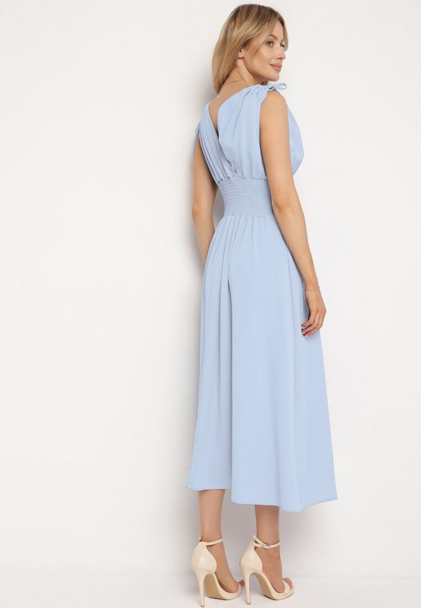 Born2be - Jasnoniebieska Sukienka z Kopertowym Dekoltem na Cienkich Ramiączkach Rozkloszowana Lantia. Okazja: na ślub cywilny, na co dzień, na wesele. Typ kołnierza: dekolt kopertowy. Kolor: niebieski. Materiał: jeans. Długość rękawa: na ramiączkach. Typ sukienki: kopertowe. Styl: casual, sportowy