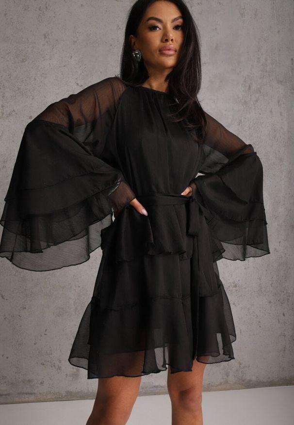 Renee - Czarna Eteryczna Sukienka z Falbanami i Wiązanym Paskiem w Talii Rivania. Kolor: czarny