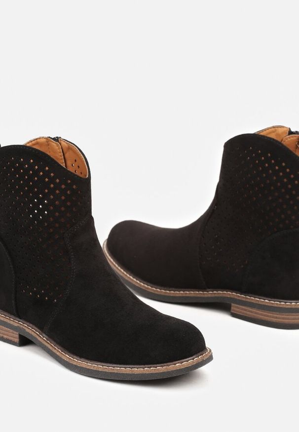 Born2be - Czarne Botki z Ażurową Cholewką i Skórzaną Wkładką Tinalei. Okazja: na co dzień. Kolor: czarny. Materiał: skóra. Szerokość cholewki: normalna. Wzór: ażurowy. Styl: elegancki, klasyczny, casual