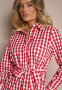 Renee - Czerwona Koszulowa Sukienka z Bawełny w Kratkę Vichy z Wiązanym Paskiem Adlivia. Okazja: na co dzień. Typ kołnierza: kołnierzyk klasyczny. Kolor: czerwony. Materiał: bawełna. Długość rękawa: długi rękaw. Wzór: kratka. Typ sukienki: koszulowe. Styl: wizytowy, klasyczny, elegancki, casual #3