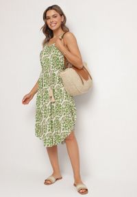 Born2be - Zielona Bawełniana Sukienka Rozkloszowana w Abstrakcyjny Wzór Natiliana. Okazja: na co dzień. Kolor: zielony. Materiał: bawełna. Sezon: lato. Styl: casual #4