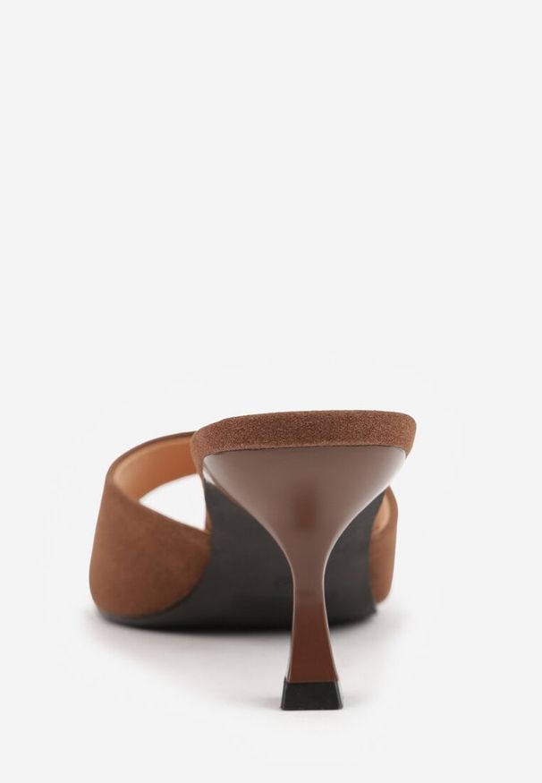 Renee - Brązowe Klapki na Obcasie Kaczuszka z Odkrytym Noskiem Nadah. Okazja: na co dzień. Kolor: brązowy. Materiał: jeans. Sezon: lato. Obcas: na obcasie. Styl: casual, elegancki. Wysokość obcasa: średni