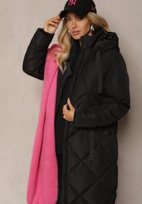 Renee - Czarna Pikowana Kurtka z Przeszyciem w Kratę Kapturem i Kieszeniami Zenetta. Typ kołnierza: kaptur. Kolor: czarny. Materiał: jeans. Długość: długie. Styl: klasyczny, sportowy, elegancki