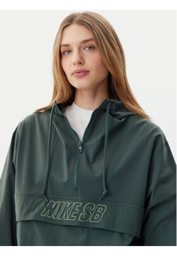 Nike Kurtka anorak FV7343 Zielony Regular Fit. Kolor: zielony. Materiał: syntetyk
