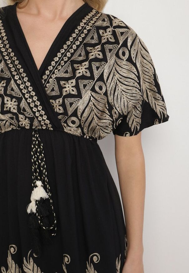 Born2be - Czarna Kopertowa Sukienka z Wiskozy Ozdobiona Frędzlami Redare. Okazja: na co dzień. Typ kołnierza: dekolt w serek. Kolor: czarny. Materiał: wiskoza. Wzór: aplikacja. Typ sukienki: kopertowe. Styl: boho, klasyczny, casual