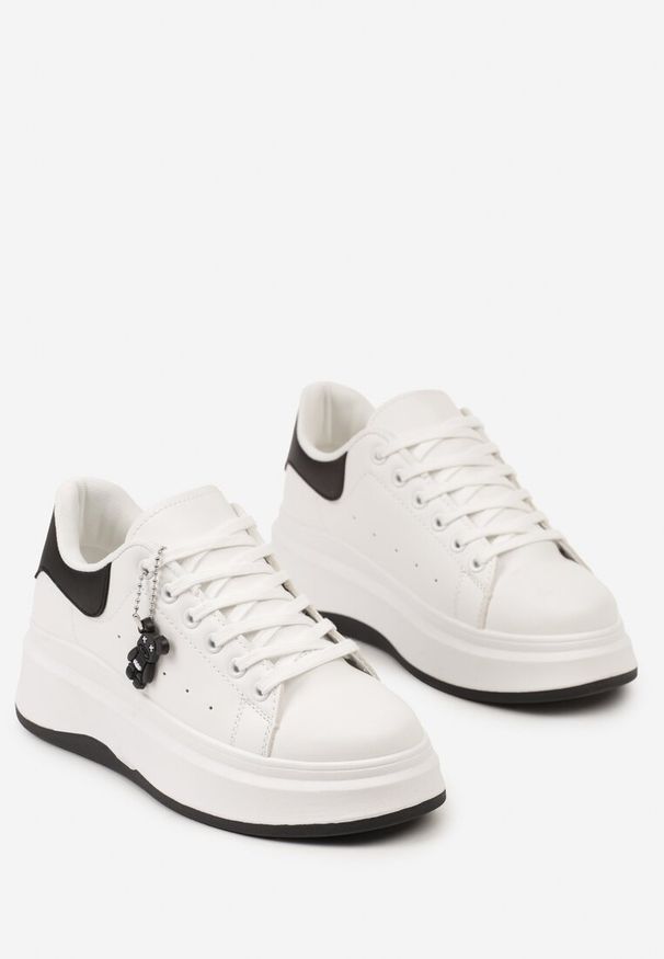 Born2be - Biało-Czarne Sneakersy na Grubej Podeszwie z Motywem Misia Saldren. Kolor: biały. Obcas: na obcasie. Wysokość obcasa: niski