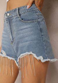 Renee - Niebieskie Jeansowe Szorty z Bawełny High Waist Wykończone Cyrkoniami i Przetarciami Tiamelba. Okazja: na co dzień, na imprezę. Stan: podwyższony. Kolor: niebieski. Materiał: bawełna, jeans. Długość: krótkie. Wzór: aplikacja. Styl: elegancki, casual