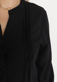 Born2be - Czarna Koszulowa Sukienka Mini z Falbanką Brindel. Kolor: czarny. Typ sukienki: koszulowe. Długość: mini #5